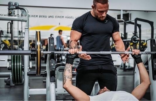 Remo beim Personal Training mit einem Kunden